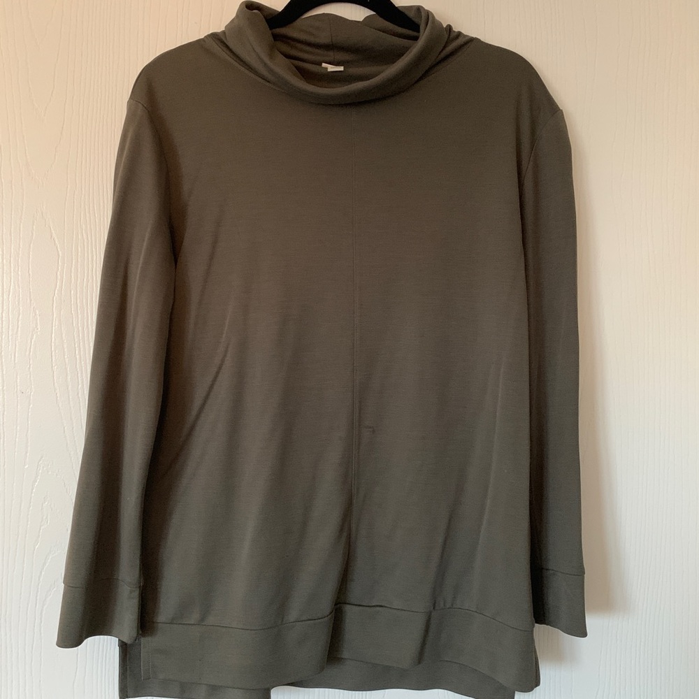 GREEN TURTLENECK